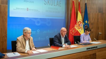 De izda a dcha: Gil Sevillano, Carlos Gimeno e Itziar Irazábal, ayer durante la rueda de prensa