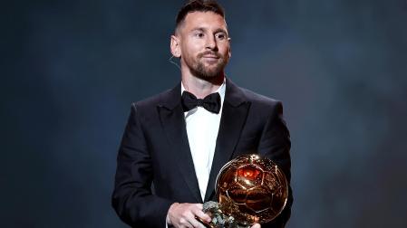 Leo Messi posa con su octavo Balón de Oro