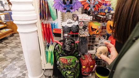 Máscaras de disfraces para Haloween en una tienda de Madrid