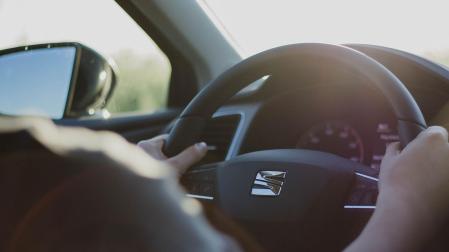 Un hombre conduciendo un vehículo
