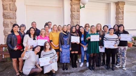 La alcaldesa Cristina Ibarrola, tras el acto de entrega de diplomas, junto a las participantes y profesionales municipales