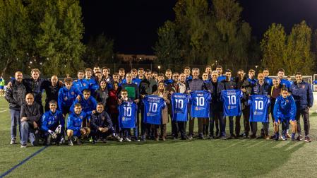 LA NUEVA CAMISETA. Con motivo del partido correspondiente a la primera eliminatoria de la Copa del Rey, el Valle de Egüés invitó a los patrocinadores y jugadores que militaron en el clubla temporada pasada en un acto que tuvo lugar el pasado lunes en Sarriguren donde presentaron la camiseta que lucirán esta tarde ante el Teruel.