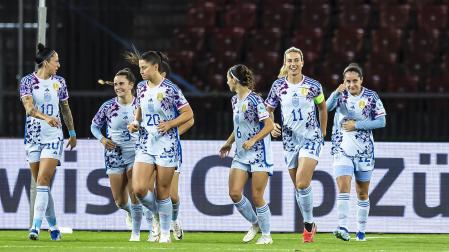 Las jugadoras de España celebran uno de los tantos anotados en la goleada a Suiza