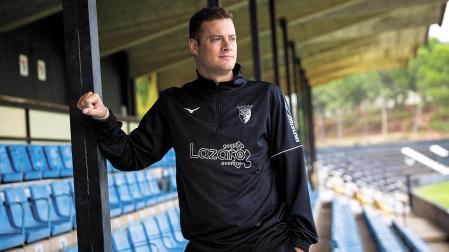 El entrenador del Tudelano Oriol Riera, el lunes, en la grada del Ciudad de Tudela