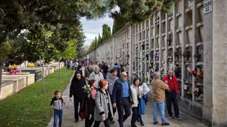 Fotos de la celebración de Todos los Santos en el cementerio de Pamplona. /