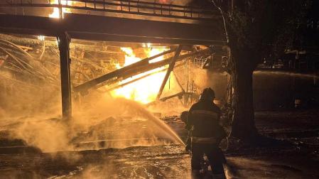 Los bomberos trabajan en una refinería de petróleo que fue alcanzada durante los ataques con drones rusos en Kremenchuk, región de Poltava, Ucrania