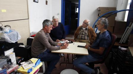 De izquierda a derecha, en una de las naves de Ayuda Contenedores: José María Puig, José Antonio Landa,  Eugenio López García (misionero en el norte de Mozambique) y José Antonio González organizan el próximo envío a este país africano.