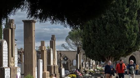 Visita de los fieles al cementerio de Estella el 1 de noviembre