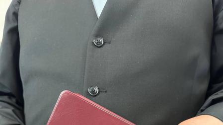 Luis Donaire sujeta la Biblia que lee cada mañana. En su mano izquierda porta su alianza, un recuerdo permanente de su mujer, quien está a kilómetros de distancia.