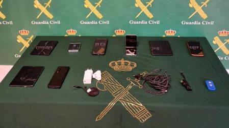 Móviles recuperados durante la operación