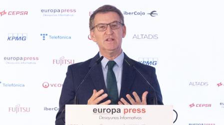 El presidente del Partido Popular, Alberto Núñez Feijóo, interviene en un desayuno informativo de Europa Press
