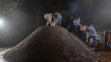Detalle del encendido de la carbonera en Irrisarri Land, en Igantzi