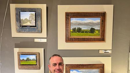 El artista navarro Joseja Casado, junto alguna de las obras de la exposición titulada Viva la vida.