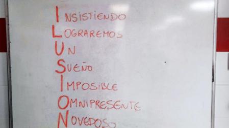 Txiki Akaz, entrenador del Valle de Egüés, ilustró la pizarra del vestuario con un mensaje de motivación