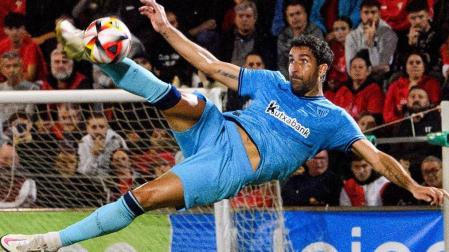 Raúl García, en acción durante el partido de Copa del Rey frente al Rubí, el pasado miércoles.