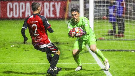 El guardameta del Granada Adri López (dcha.) para un balón durante el partido de Copa del Rey que Arosa y Granada
