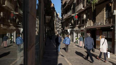 Personas caminando por la calle Comedias de Pamplona