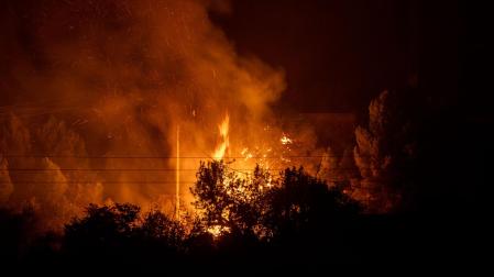El incendio forestal de Montixelvo, agravado por el viento, obliga a evacuar varios municipios valencianos