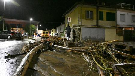 Árboles arrancados y arrastrados por la corriente junto con otros escombros en el barrio de Santa Lucía, en Prato (Italia), tras el paso de la borrasca Ciarán