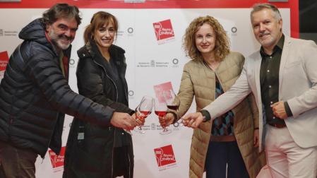 De izquierda a derecha: Joseba Beitia, Maite de Juan, Cristina González y Aitor Buendía brindan en la presentación de los distintos actos organizados por Reyno Gourmet en Vitoria