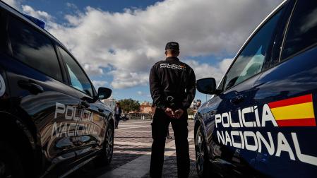 Un agente de la Policía Nacional en Valencia