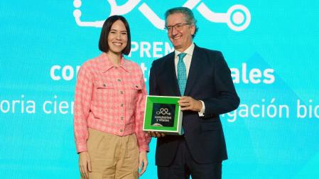 El Dr. Jesús San Miguel, consultor senior del CCUN, recibe el Premio Constantes y Vitales de manos de la ministra de Ciencia e Innovación, Diana Morant