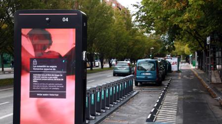 Una de las pantallas o mupis de Pamplona que difunde la campaña del Departamento de Salud