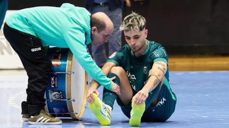 El ala Eloy De Pablos recibe el consuelo de uno de los aficionados al final del partido que terminó con derrota para Osasuna Magna