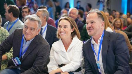 El nuevo presidente del PP vasco, Javier de Andrés, la secretaria general del Partido Popular, Cuca Gamarra, y el expresidente del PP vasco, Carlos Iturgaiz, durante el Congreso territorial extraordinario del PP vasco celebrado este sábado Vitoria-Gasteiz