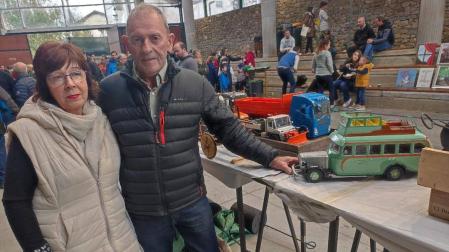 Félix Apezetxea Aizpurua, junto a su mujer, Amalia Telletxea Etxeberria, en el Baserritarren Eguna del pasado miércoles en el frontón de Arantza, donde exhibió una selección de su  capacidad creativa con las maquetas.