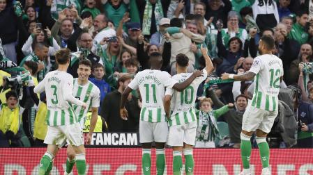 Los jugadores del Betis celebran el gol de Ayoze