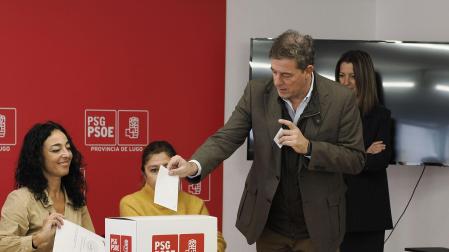 El candidato del PSdeG a la Presidencia de la Xunta, José Ramón Gómez Besteiro, junto con la alcaldesa de Lugo, Lara Méndez, vota en la consulta del PSOE a la militancia