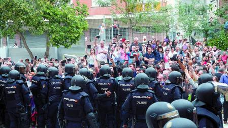 Agentes de la Policía Nacional forman, el 1 de octubre de 2017, un cordón policial en el IES Tarragona