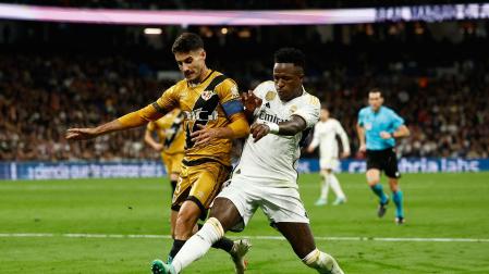 Vinicius y Oscar Valentin en una jugada del partido disputado en Vallecas