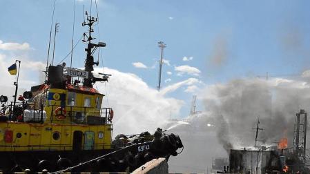 Bomberos extinguen el fuego causado por un misil ruso en el puerto de Odesa en 2022
