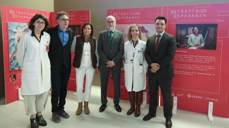 De izqda. a dcha.: Dra. Estrella Petrina, directora gerente de HUN; Santiago Picatoste, artista plástico; Pilar Fernández, paciente de cáncer de mama metastásico y presidenta de la AECMM; Fernando Domínguez, consejero de Salud; Dra. Susana de la Cruz, especialista en Oncología Médica del HUN; y David Marín, director de Oncología de Gilead