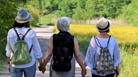 Tres mujeres caminan juntas