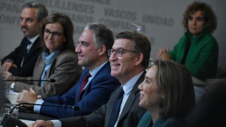 El coordinador general del PP, Elías Bendodo; el presidente del Partido Popular, Alberto Núñez Feijóo y la secretaria general del PP, Cuca Gamarra, durante la reunión de la Junta Directiva Nacional, en la sede de Génova