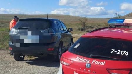 El vehículo, inmovilizado tras ser interceptado por efectivos de la Policía Foral
