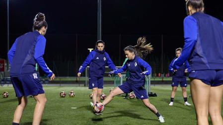 Maitane Vilariño, en el centro del rondo, rodeada por Maite Valero, Miriam Rivas, Ari Sánchez y Yiyi, de espaldas, este lunes en Tajonar