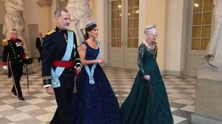 El rey Felipe y la reina Letizia, junto a la reina Margarita de Dinamarca