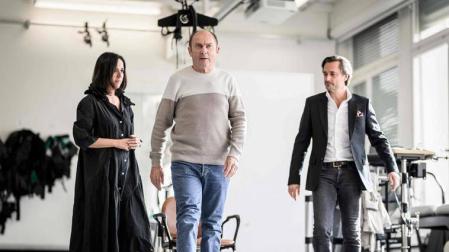 Marc junto a los doctores Grégoire Courtine y Jocelyne Bloch