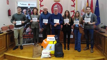 Con el el dorsal 54 en la mano, los promotores de la cita solidaria