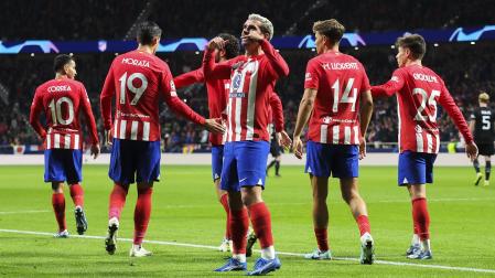 Griezmann agradece los aplausos a la grada tras uno de los goles anotados al Celtic