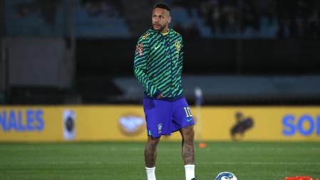 Neymar durante un calentamiento con la selección brasileña