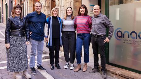 Desde la izda.: Cristina Azagra, trabajadora social; Humberto Perez de Leiva, vicepresidente; Cristina Salvador, coordinadora; Ana Pinedo, psicóloga; Isabel San Martín, enfermera, y Juantxo Remón, presidente de ANADI. A la derecha , una persona con un sensor de medición