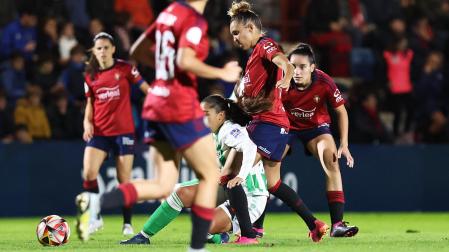 Las rojillas tratan de arrebatar el esférico a una rival durante el encuentro