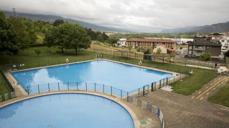 Perspectiva de las piscinas de Irurtzun