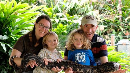 Eugenio Sola con su esposa, Julia Steiner y sus hijos, Ian y Enara, sosteniendo una boa constrictor