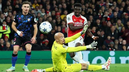 Bukayo Saka marca el tanto ante la salida de Dmiytrovic